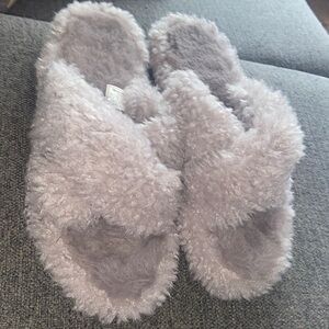 Women’s size large 9/10 bear claw lilac slippers G1